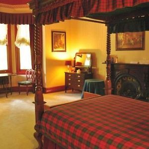 FO Henry Queen Room