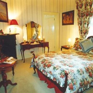 Amelia Queen Room